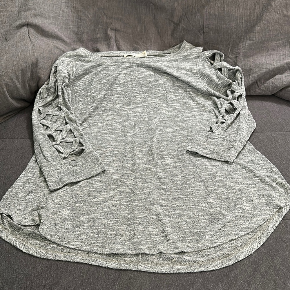 Women’s Terra&Sky grey 3/4 shirt with cold shoulder.